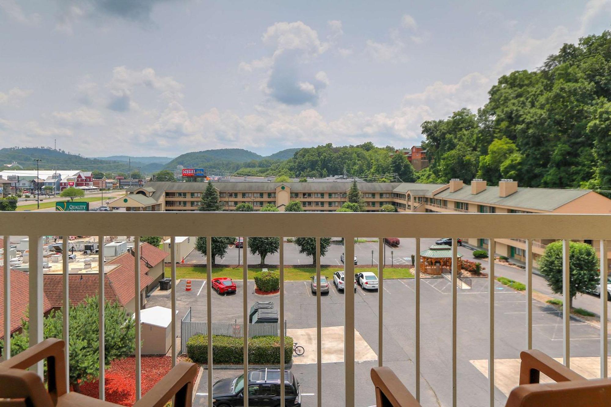 Comfort Inn & Suites At Dollywood Lane Пиджен-Фордж Экстерьер фото